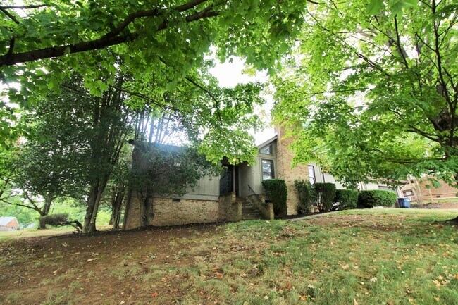 706 Greenbriar Dr