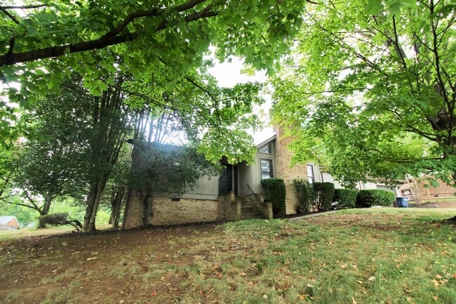 Photo - 706 Greenbriar Dr