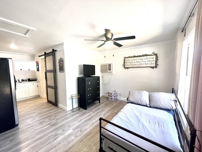 Building Photo - 7819 Glider Ave Unit 1 Rental