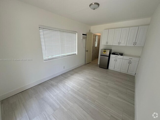 Building Photo - 930 SW 29th St Unit A-C Rental