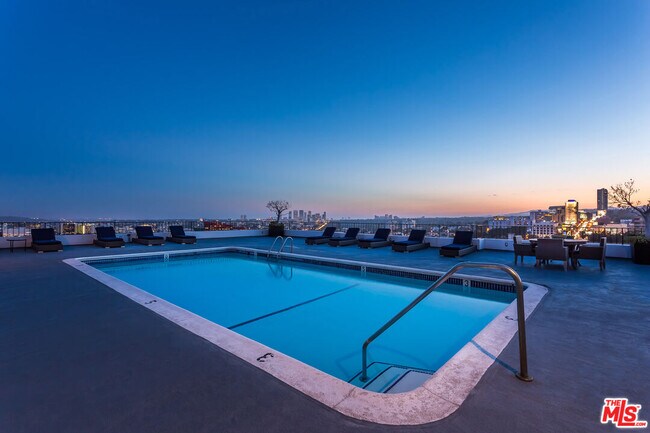 Photo - 1100 Alta Loma Rd Unidad 1701 Rental