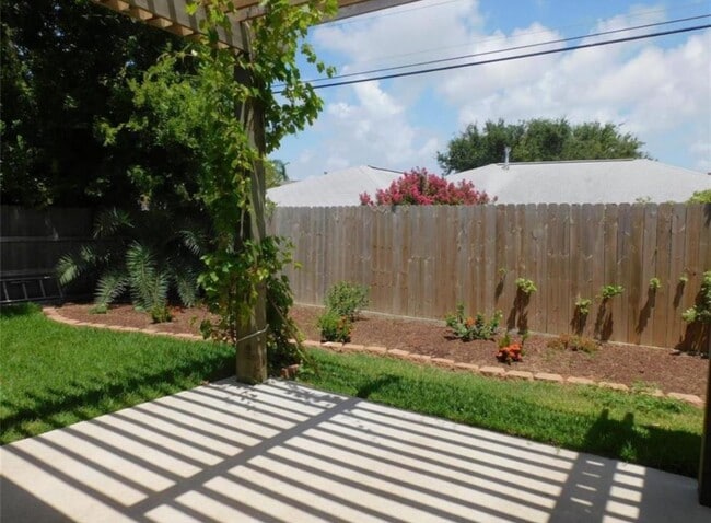 Building Photo - 5510 Teakwood Dr