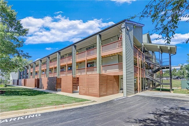 Photo - 710 Jesse Jewell Pkwy SE Unidad 210