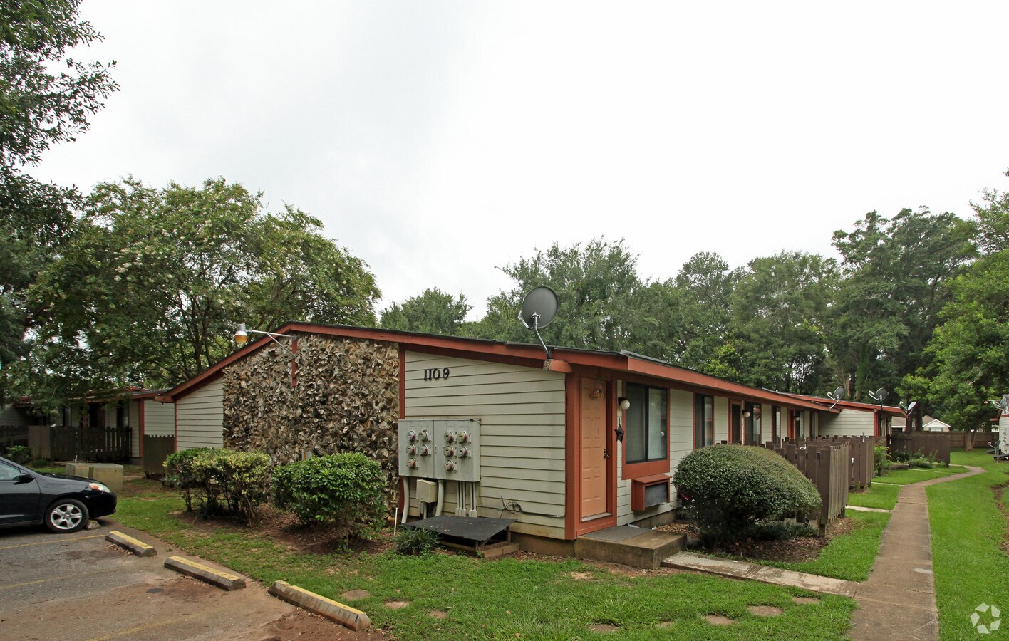 Grand Oaks Apartments - Grand Oaks Apartments