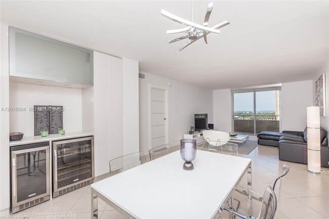 Building Photo - 5555 Collins Ave Unit 9U