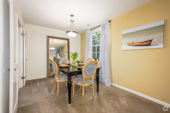 1BR, 1BA - 1,032SF - Dining Room