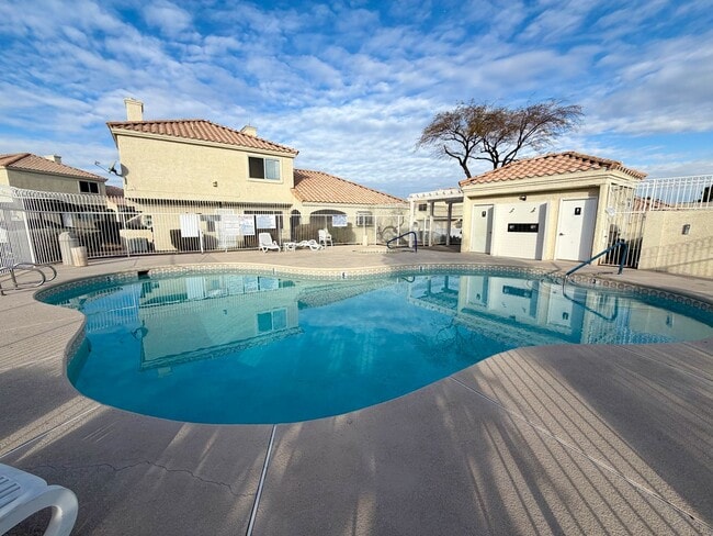 Building Photo - Light and Bright Henderson condo