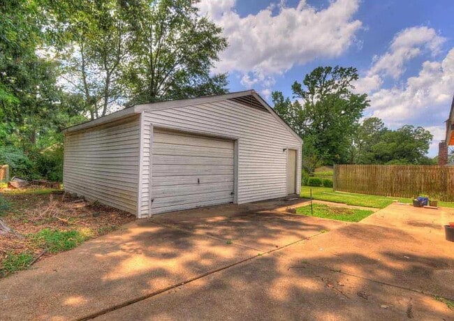Photo - 2053 Lydgate Dr