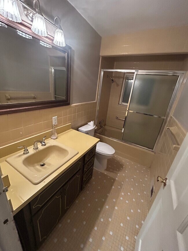 Photo - 3191 Belmont St