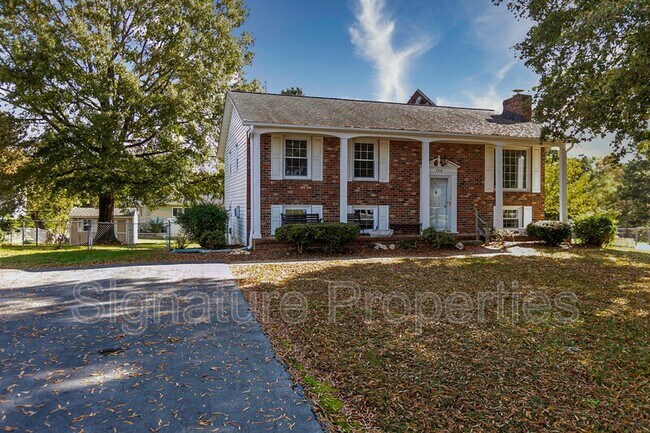 Photo - 708 Bourne St House