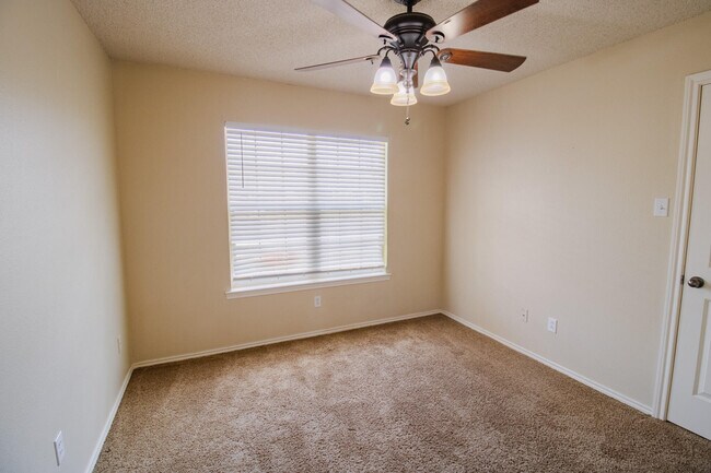 Photo - 1010 Oakridge Ave