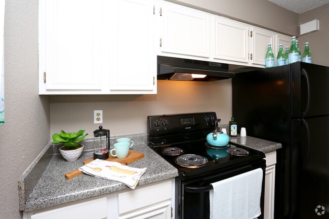 2BR, 2BA - 1060SF - Kitchen