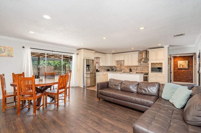 Photo - 305 Sharon Dr