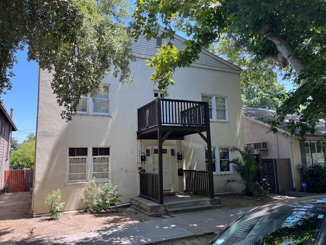 Building Photo - DARLING UPDATED 2 BED APT IN DOWNTOWN SACRAMENTO!!