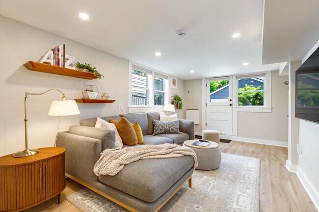 Photo - 1706 Warren Ave N Unit ID1035890P