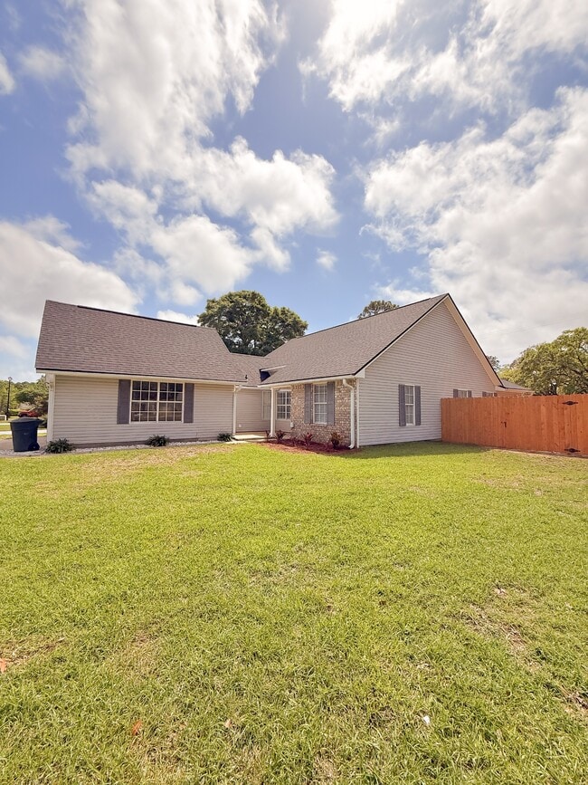 Building Photo - 161 Mirabelle Cir