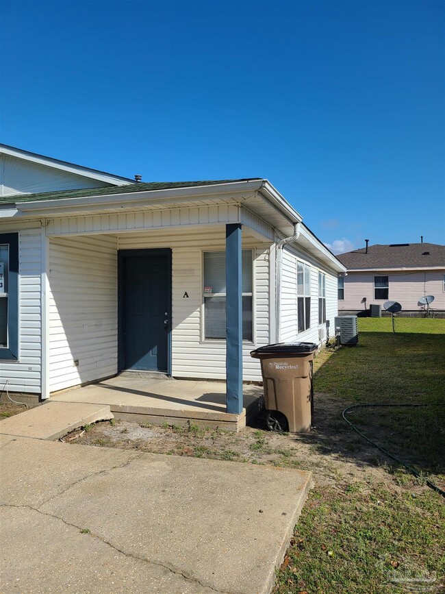 Building Photo - 1804 W Belmont St Rental