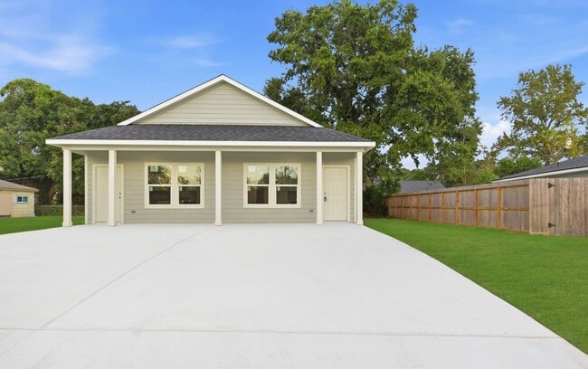 Building Photo - 2521 Maple St