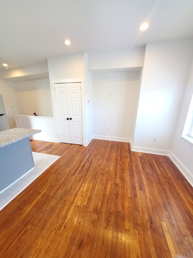 Photo - 5650 Elmwood Ave Unidad 2