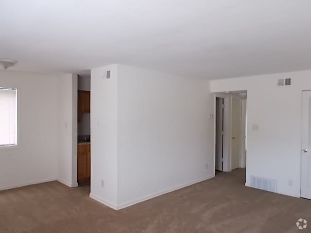 Building Photo - Spacious 2 Bedroom Apartment Unit #11