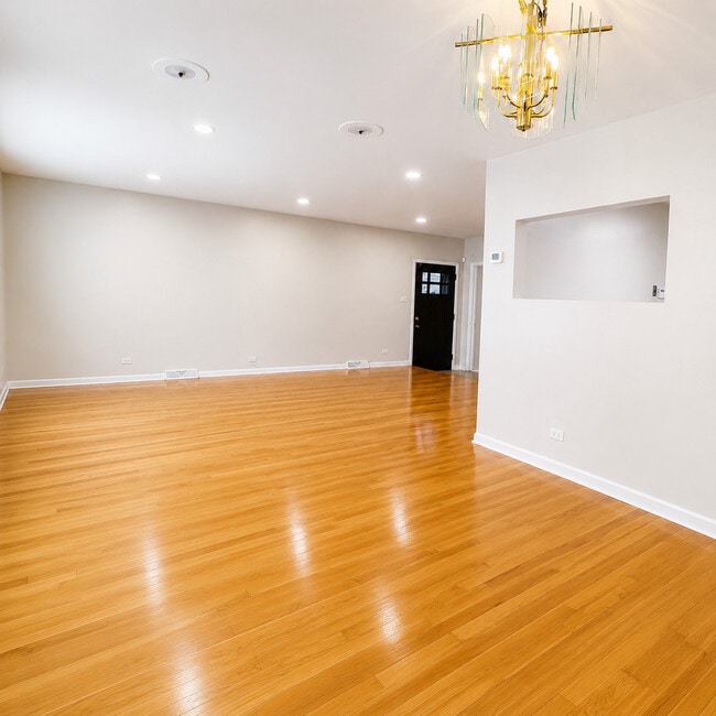 Photo - 7011 Hamlin Ave