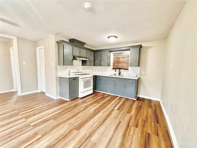 Photo - 8 E Schunior St