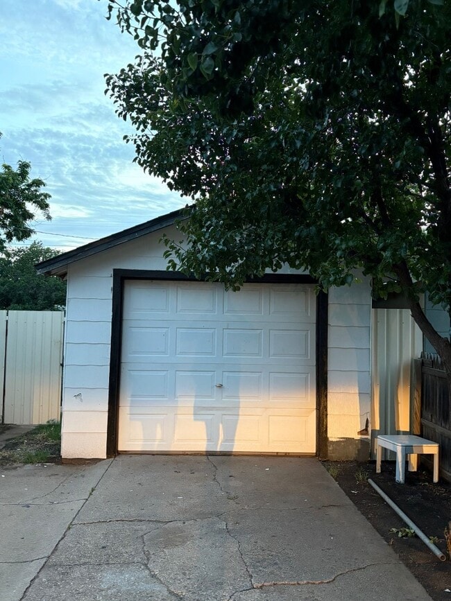 Photo - 2412 Wallace St