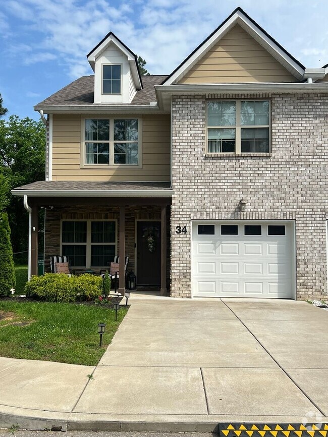 Building Photo - Townhome with 3 Bed/2.5 Bath w 1 Car Garag...