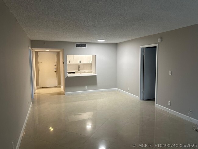 Building Photo - 210 Lakeview Dr Unit 206
