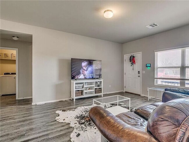 3 Bed 2 Bath with Open Floor Plan in MWC - 3 Bed 2 Bath with Open Floor Plan in MWC House