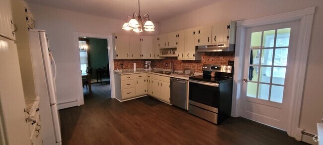 Building Photo - 4 Bedroom 1 bathroom home located in Leola PA