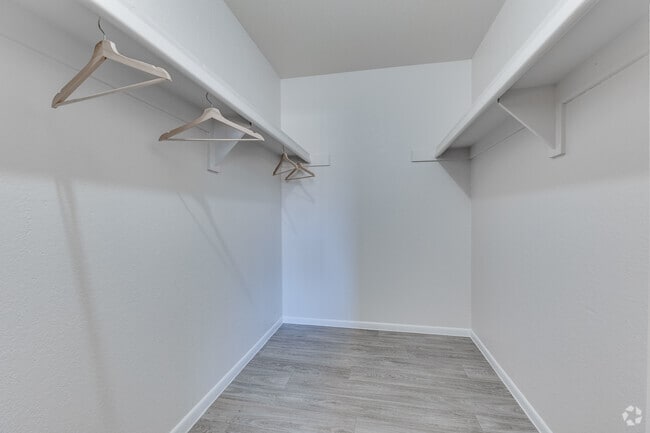 2BR, 2BA - 936SF - Closet