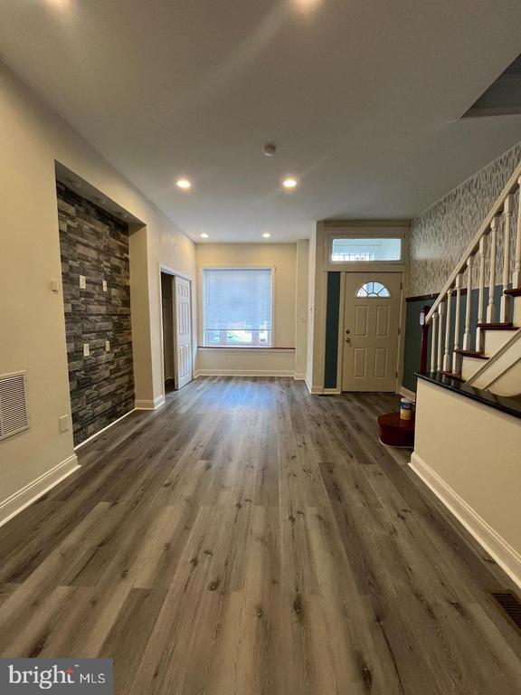 Photo - 2430 Carpenter St