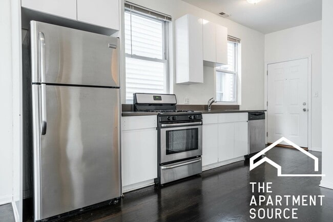 Building Photo - 2438 N Ashland Ave Unit 2F