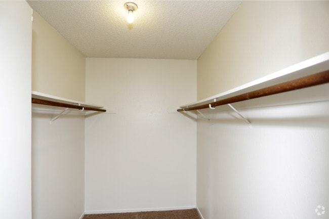 Howe Manor East Apartments