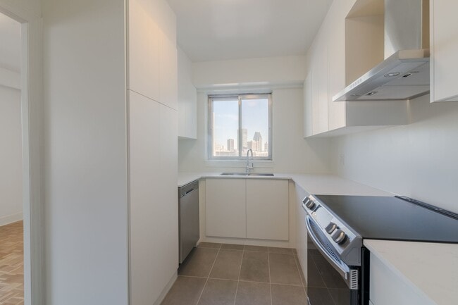 Building Photo - 3555 Chem. de la Côte-des-Neiges Unit 1602