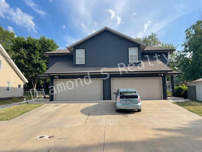 Building Photo - Updated 4 Bed Duplex close to MSU and Down... Rental