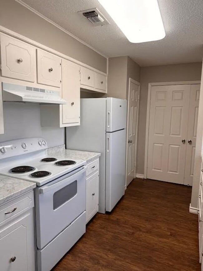 Photo - 111 Lindenwood Ln W