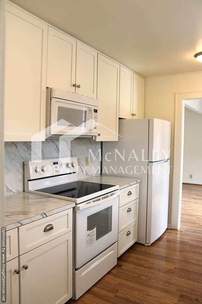 Photo - Bright 2 Bedroom 1 Bath Craftsman in Desir...