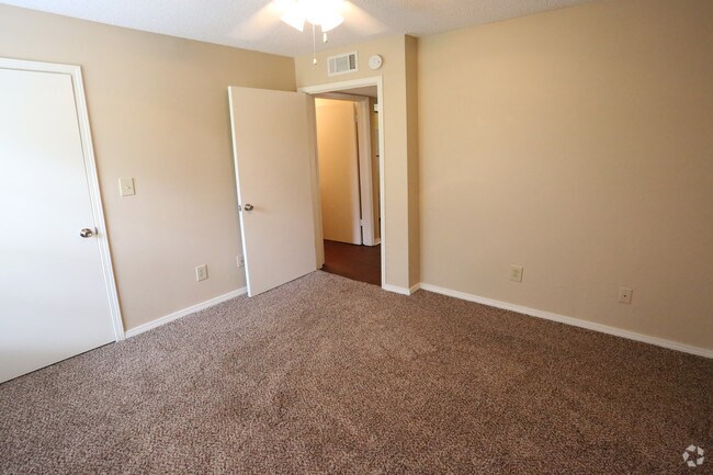 2BR,2BA - 920SF