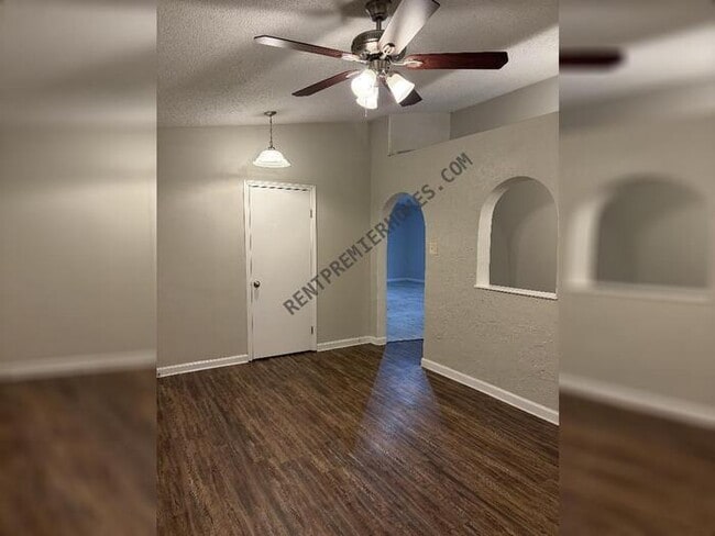 Photo - 8403 Woodview Dr E