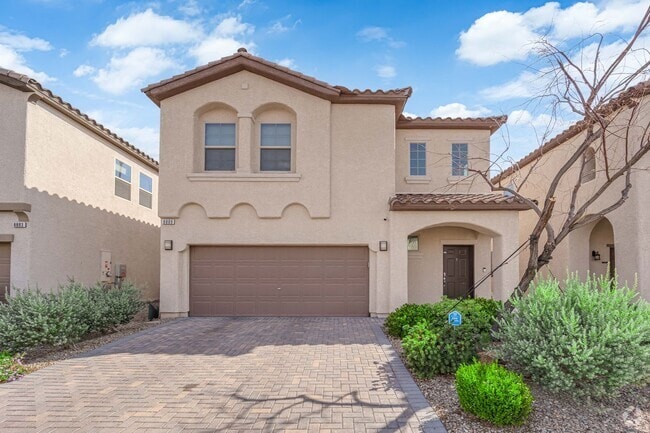 Building Photo - Immaculate 3 Bedroom, 2.5 Bathroom Home wi...