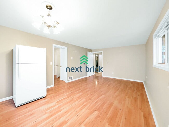 Photo - Spacious 2 Bed 1 Bath for Rent! Unit B
