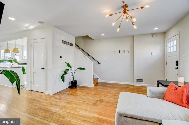 Photo - 1371 Adams St NE