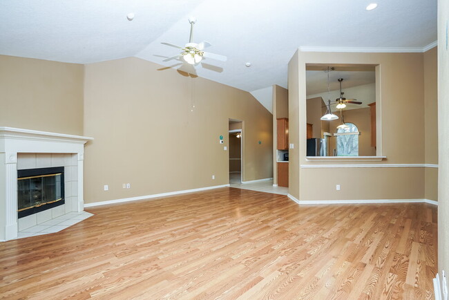 Photo - 814 Courtside Dr W