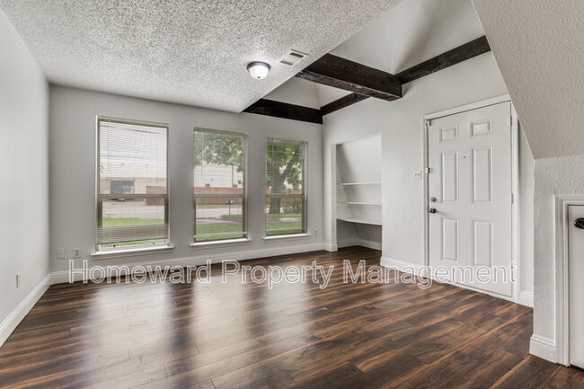Photo - 809 E Pioneer Dr