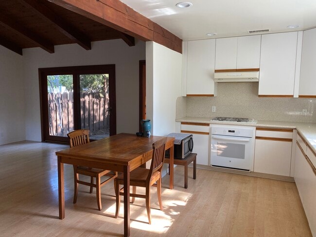 Airy y a la vez acogedor - 554 Paige Ln