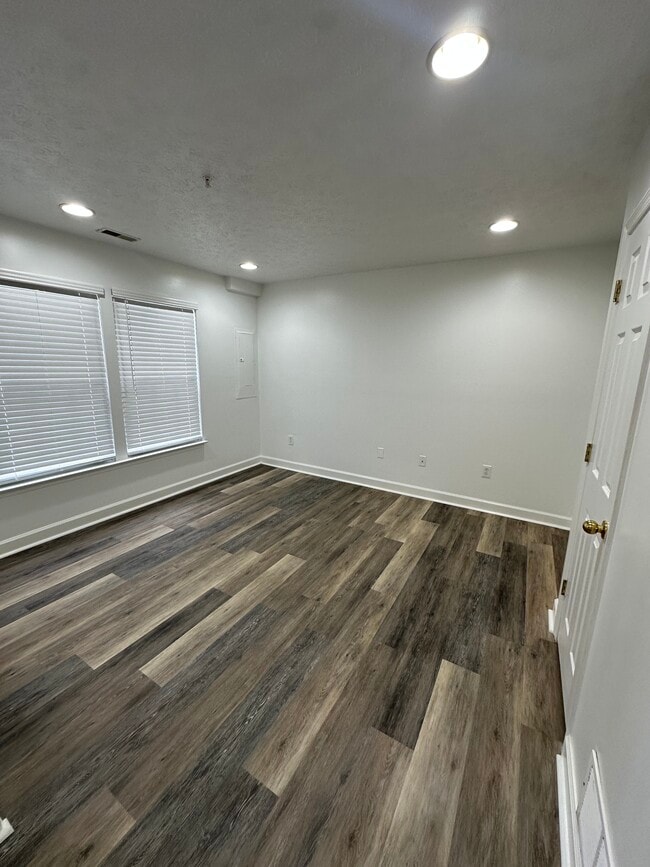 Photo - 5047 Leasdale Rd