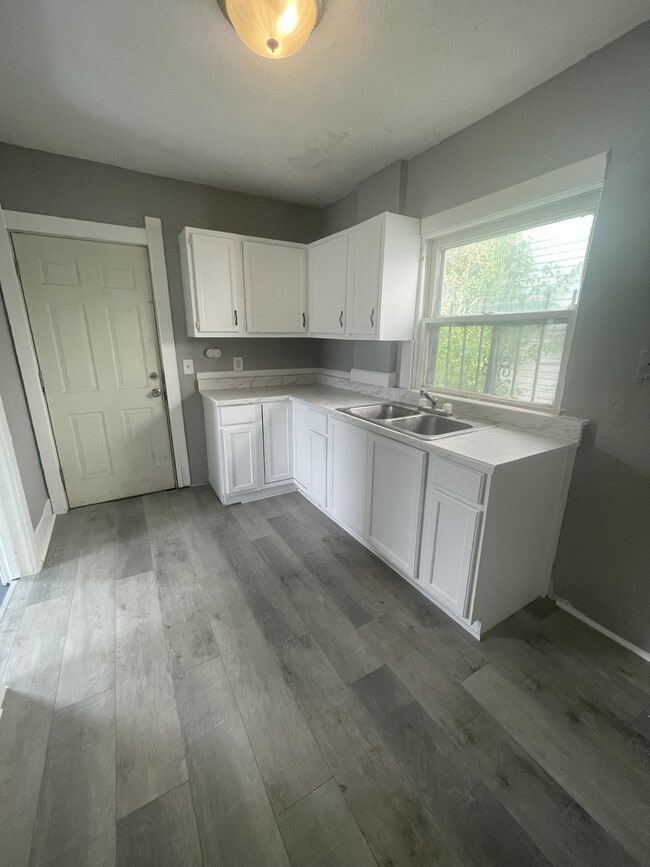 Photo - 554 Lucas St