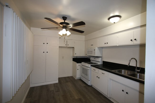 Building Photo - Wellesley Court Apartments